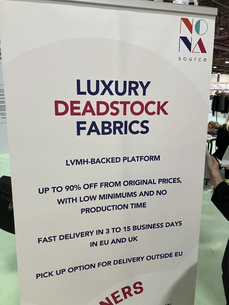 le stand de Nona Source
