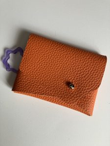 porte carte fabriqué au stand de Sed Nova, en cuir upcyclé
