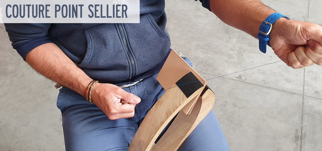 la posture pour tenir la pince à coudre le cuir