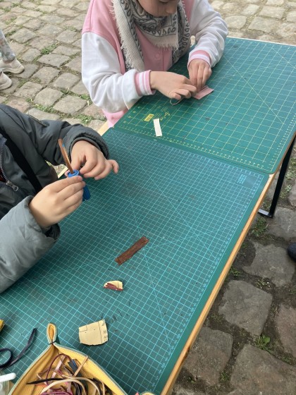 des participants à un atelier de maroquinerie
