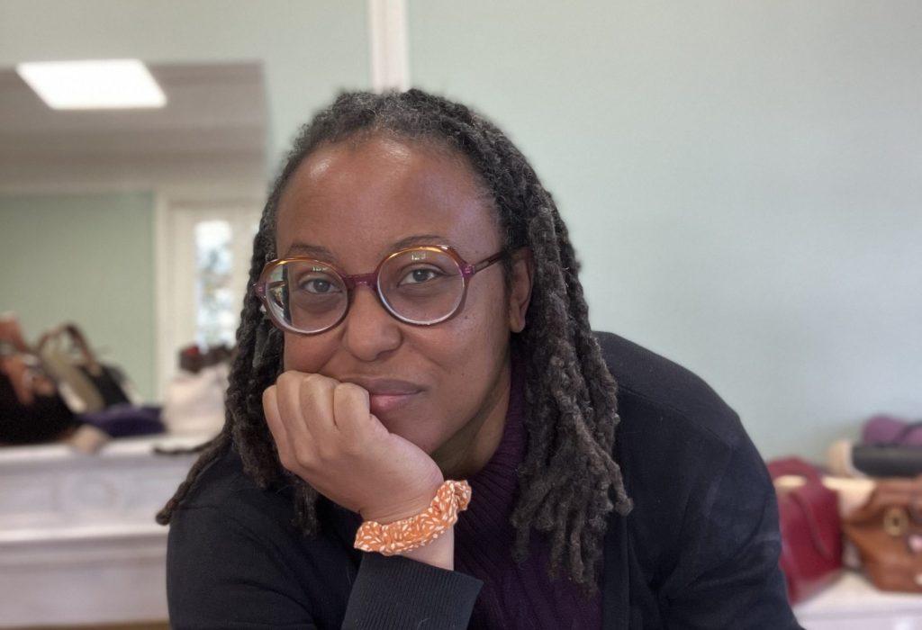 artisane maroquiniere derrière son établi